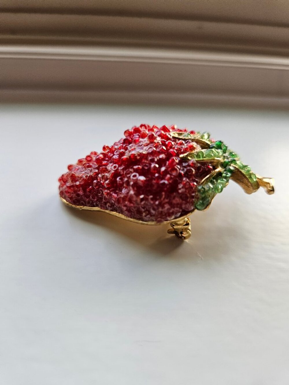 RARE & VINTAGE WEISS GLAZED STRAWBERRY CRYSTAL BROOCH /PIN IN HEAVY GOLD SETTING - Picture 11 of 15